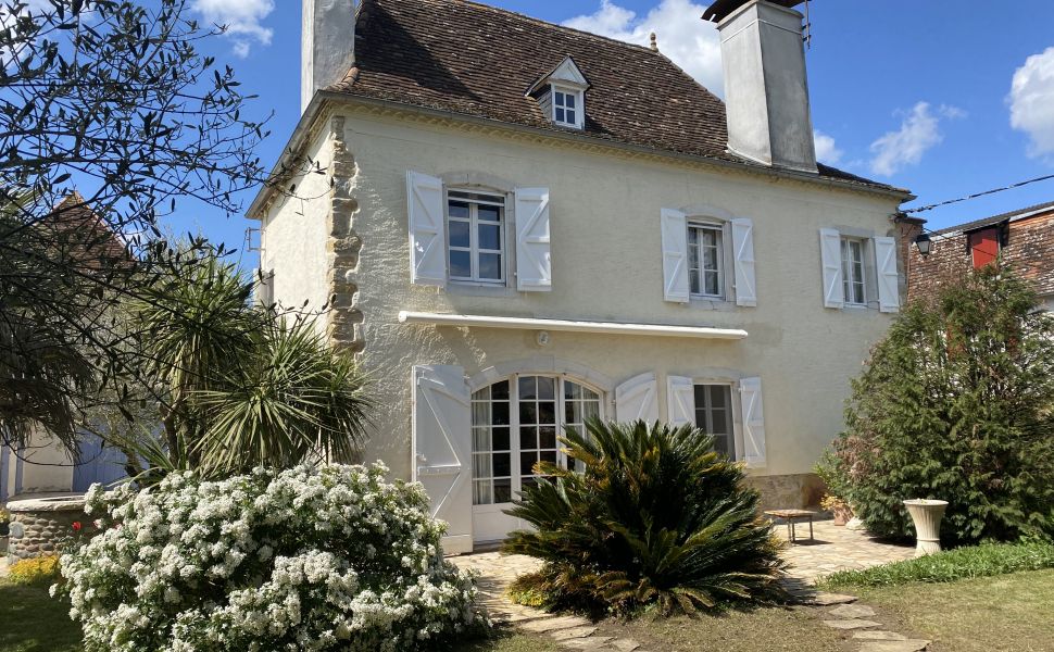 VENDU MEUBLÉ. Maison de Village du 17ème Siècle, Avec 11 Boxes Chevaux