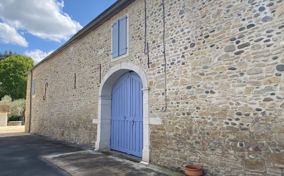 VENDU MEUBLÉ. Maison de Village du 17ème Siècle, Avec 11 Boxes Chevaux