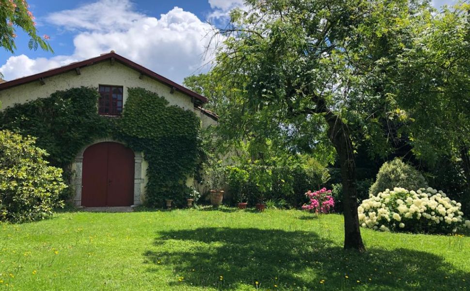 Sublime Maison de Maître Avec Piscine et Vue Dégagée