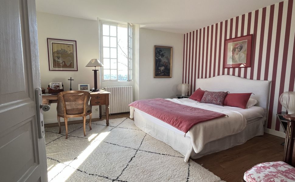 Sublime Maison de Maître Avec Piscine et Vue Dégagée