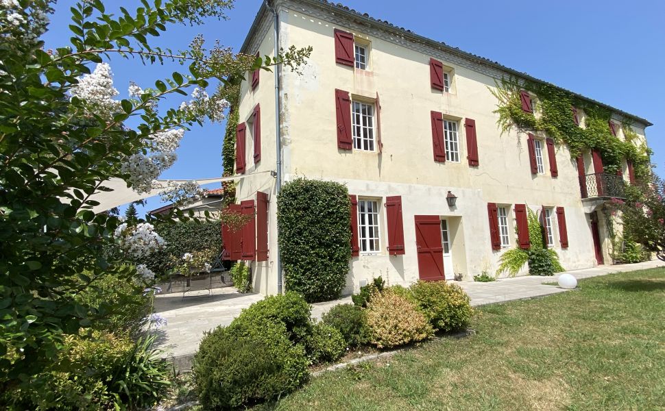 Sublime Maison de Maître Avec Piscine et Vue Dégagée