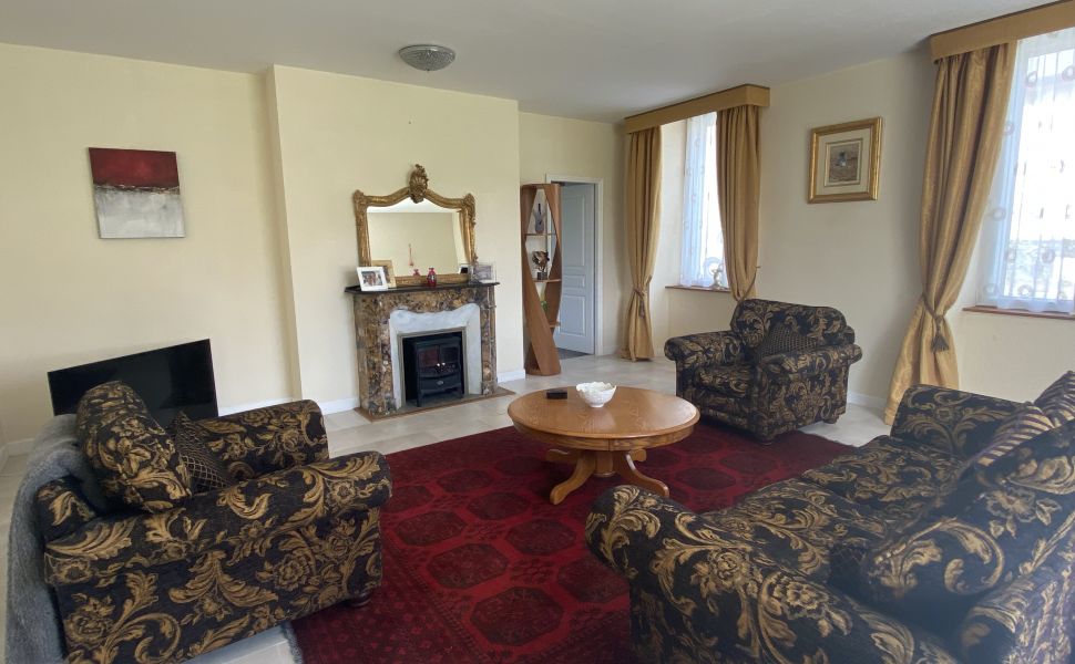 An Immaculately Presented Early 19C Maison de Maître With Pool And Pyrenees Views