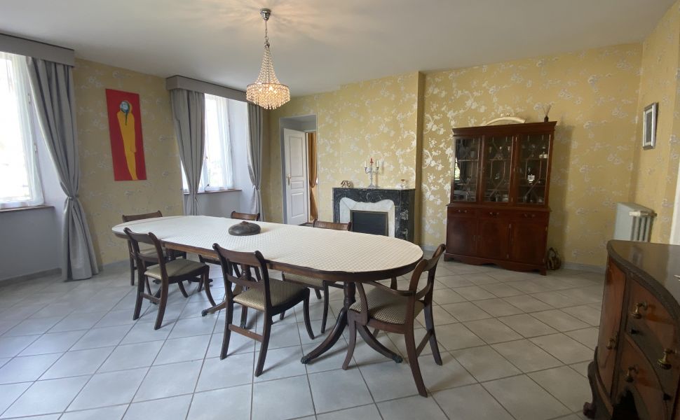 An Immaculately Presented Early 19C Maison de Maître With Pool And Pyrenees Views