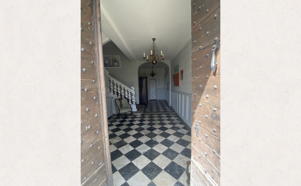 An Immaculately Presented Early 19C Maison de Maître With Pool And Pyrenees Views