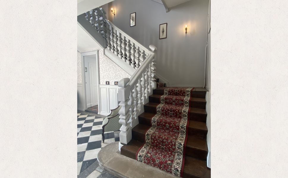 An Immaculately Presented Early 19C Maison de Maître With Pool And Pyrenees Views