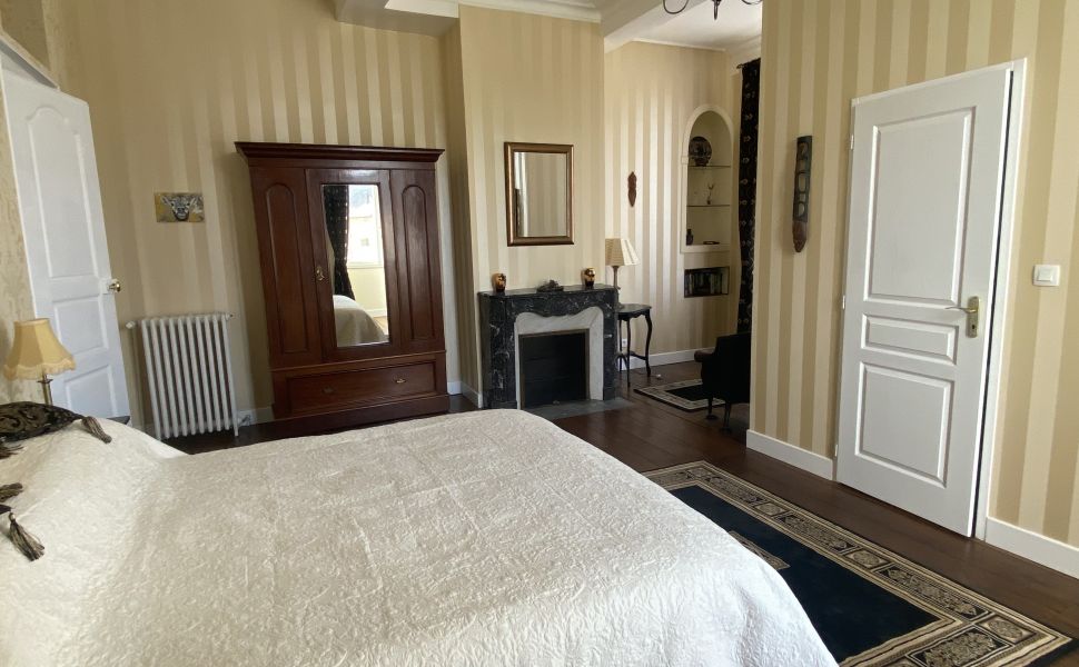 An Immaculately Presented Early 19C Maison de Maître With Pool And Pyrenees Views