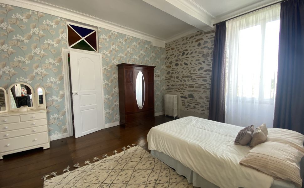 An Immaculately Presented Early 19C Maison de Maître With Pool And Pyrenees Views