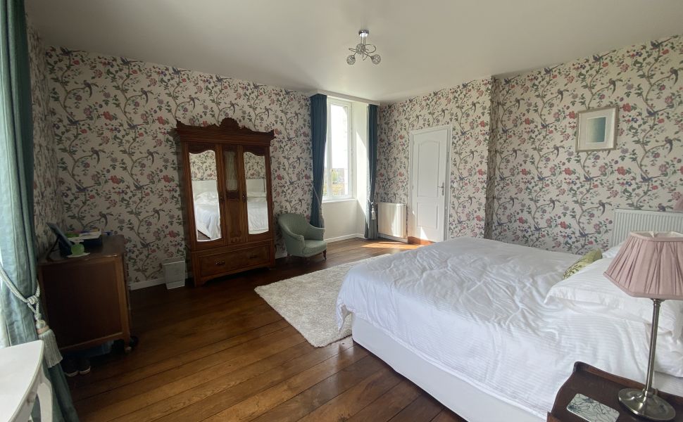 An Immaculately Presented Early 19C Maison de Maître With Pool And Pyrenees Views