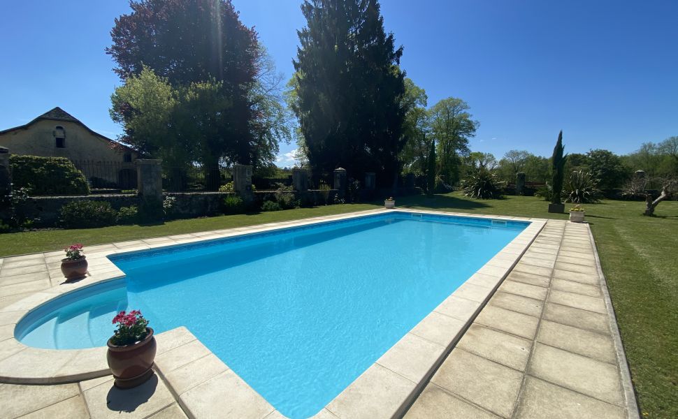 An Immaculately Presented Early 19C Maison de Maître With Pool And Pyrenees Views