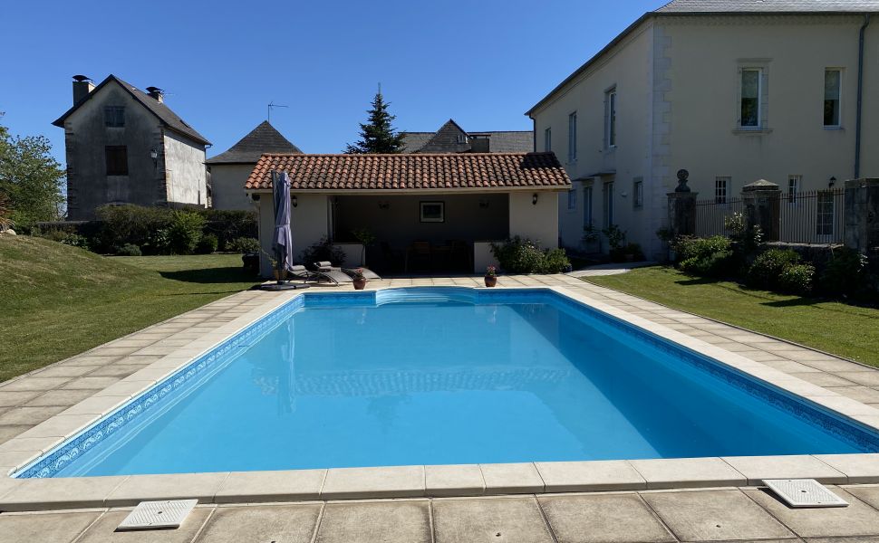 An Immaculately Presented Early 19C Maison de Maître With Pool And Pyrenees Views