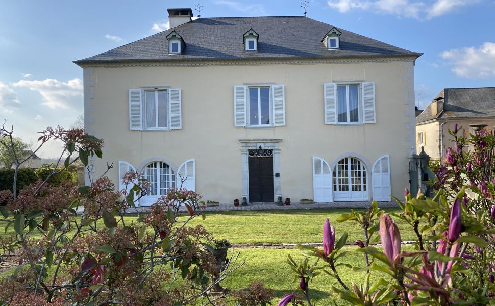 An Immaculately Presented Early 19C Maison de Maître With Pool And Pyrenees Views