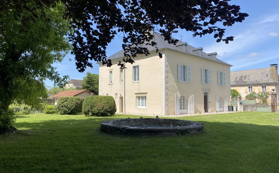 Impeccable Maison de Maître Avec Piscine et Dépendance Dans Un Cadre Idyllique