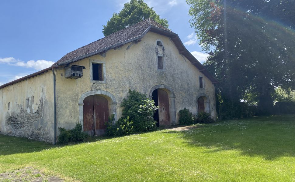 An Immaculately Presented Early 19C Maison de Maître With Pool And Pyrenees Views