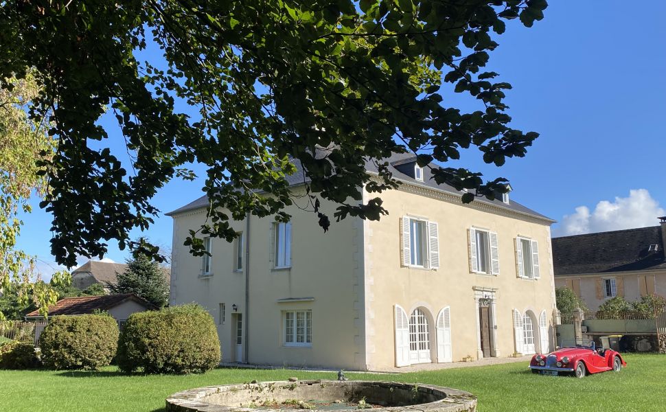 Impeccable Maison de Maître Avec Piscine et Dépendance Dans Un Cadre Idyllique