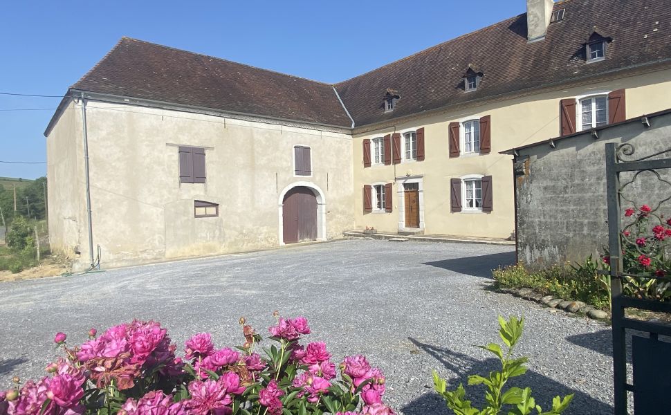 Corps de Ferme 19ème Siècle Avec 2.7 Hectares du Terrain Privé
