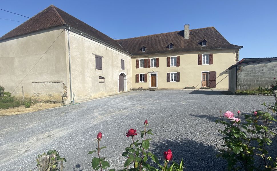 Corps de Ferme 19ème Siècle Avec 2.7 Hectares du Terrain Privé