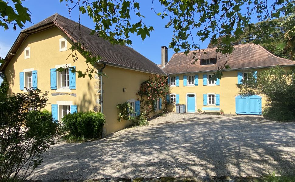 Magnificent 18C Ensemble Bearnaise With Pool, Terrasse And Majestic Mountain Views In 3.2 Hectares