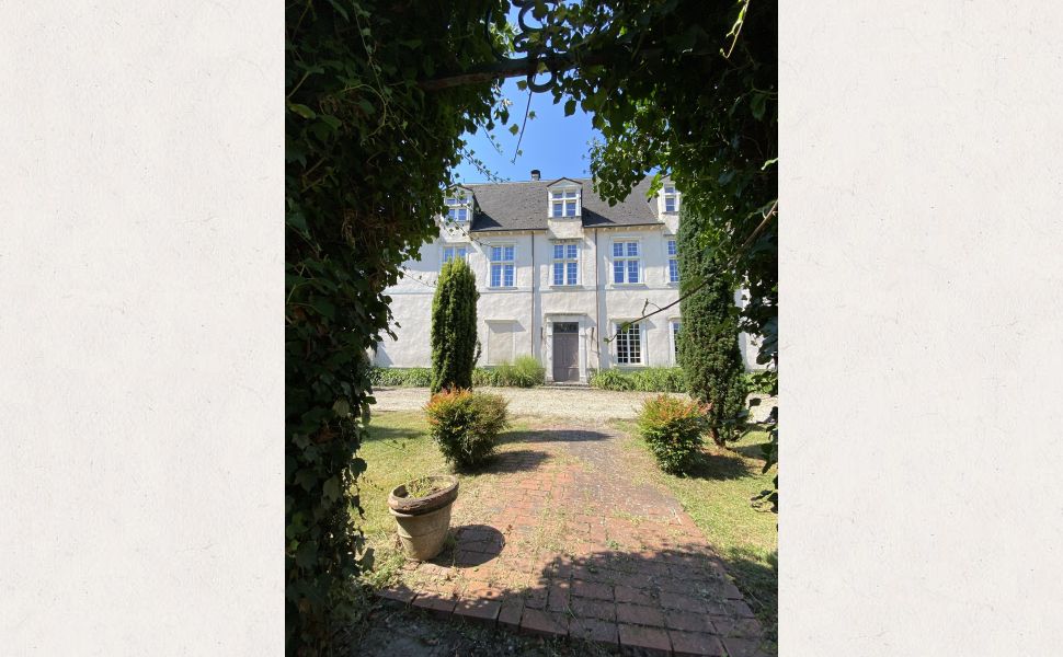 Beautiful XVII Chateau with 14 acres, Fibre Optic Internet, 30 mins South of Pau