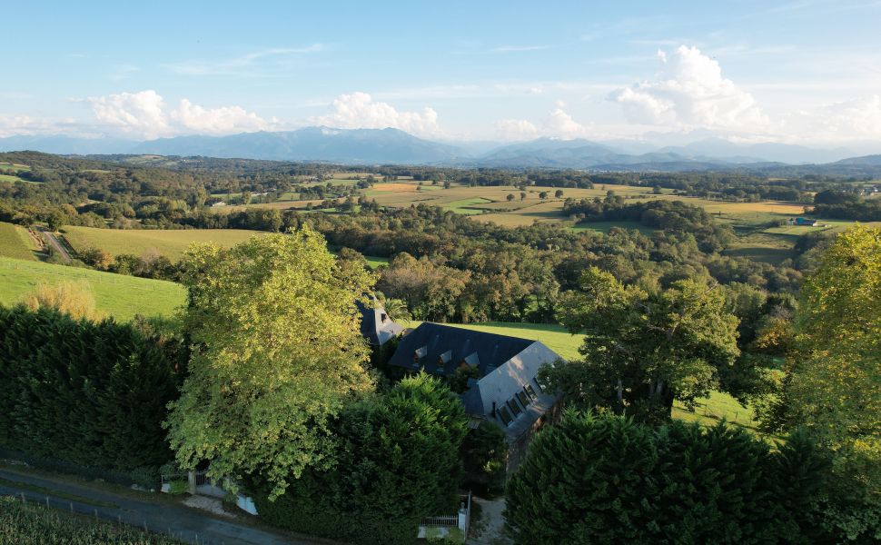 Splendide et unique maison de campagne avec une vue exceptionnelle sur les montagnes Pyrénées !!