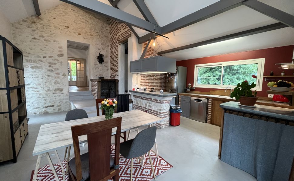 Desirable Turn Key Property, Heart of Saint Sever, Generous Gardens, Just 1hr to Ocean
