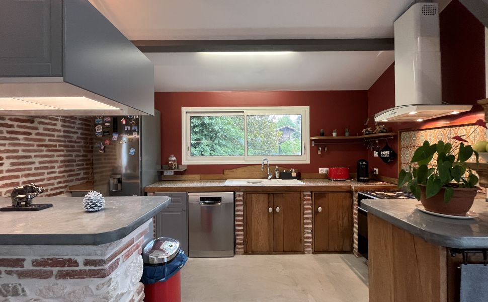 Desirable Turn Key Property, Heart of Saint Sever, Generous Gardens, Just 1hr to Ocean