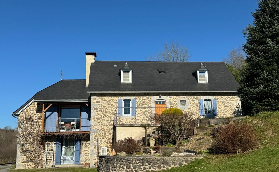 Ancienne Bergerie superbement rénovée avec vues des montagnes sur 2.6 hectares de terrain