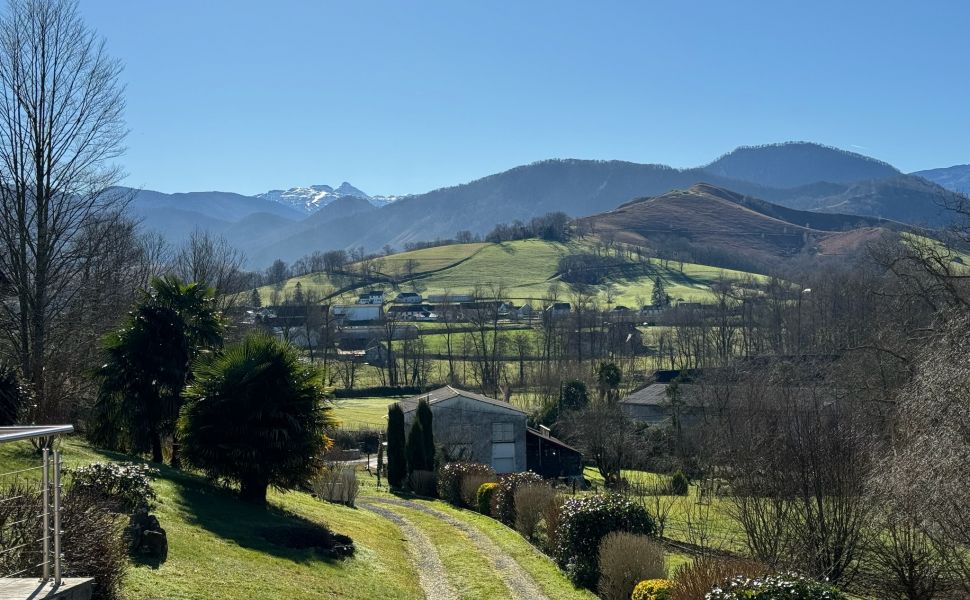 Ancienne Bergerie superbement rénovée avec vues des montagnes sur 2.6 hectares de terrain