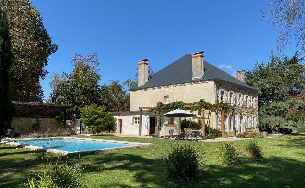 Maison de Maitre avec ancienne Maison de Gardien, Piscine, Grange, Garage et 5HA