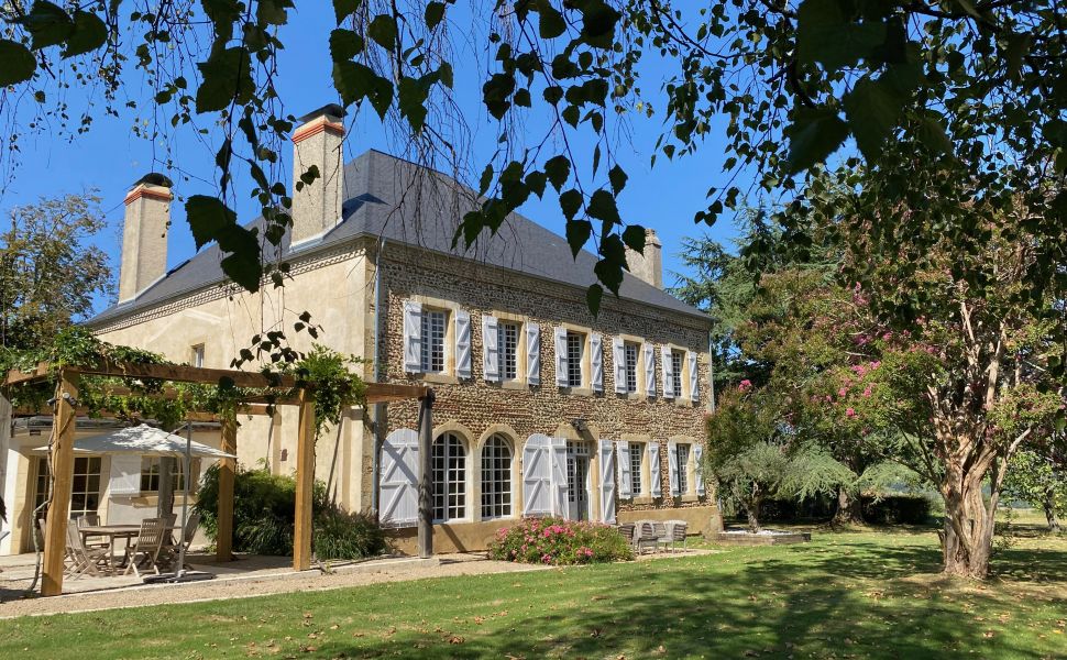 Maison de Maitre avec ancienne Maison de Gardien, Piscine, Grange, Garage et 5HA