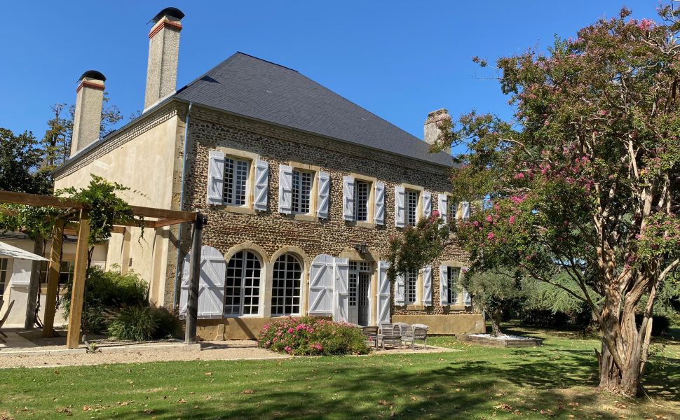 Maison de Maitre avec ancienne Maison de Gardien, Piscine, Grange, Garage et 5HA