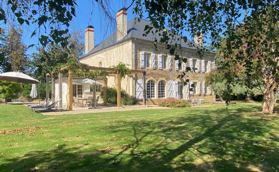 Maison de Maitre avec ancienne Maison de Gardien, Piscine, Grange, Garage et 5HA