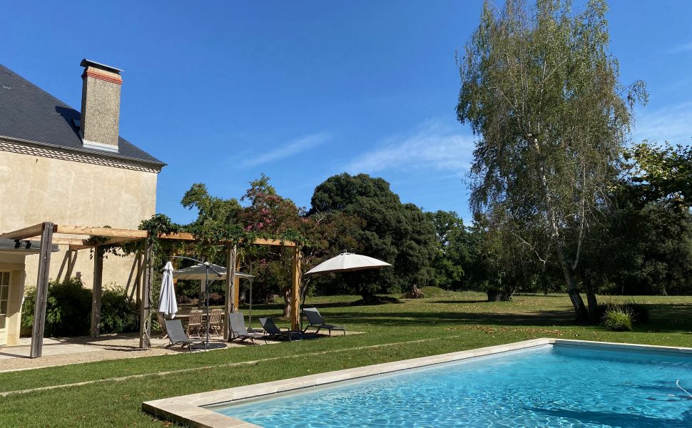 Maison de Maitre avec ancienne Maison de Gardien, Piscine, Grange, Garage et 5HA