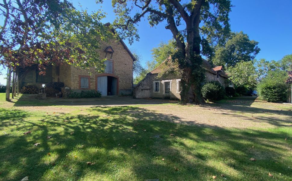 Maison de Maitre avec ancienne Maison de Gardien, Piscine, Grange, Garage et 5HA