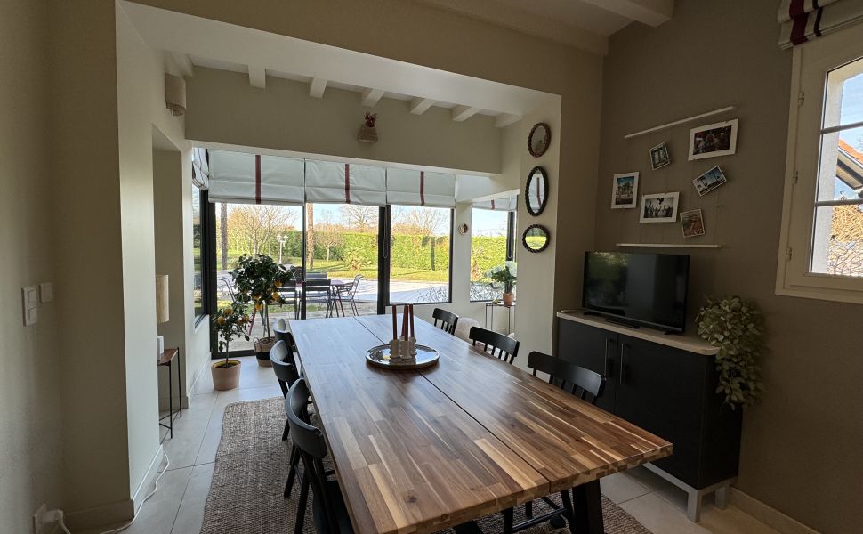 Belle Maison d'Architect Avec 4 Chambres, Piscine Chauffée et Vue Montagne