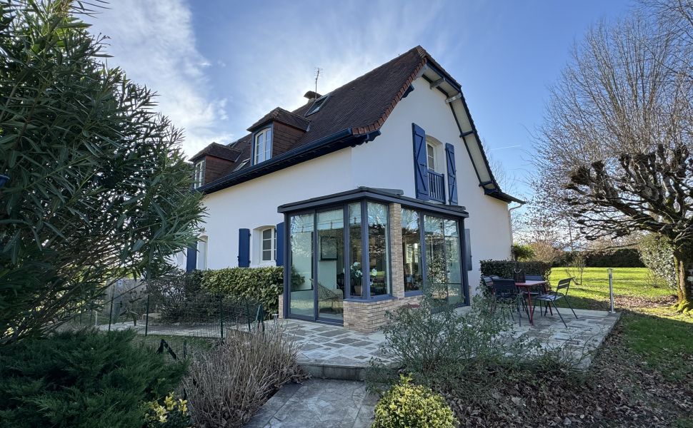 Belle Maison d'Architect Avec 4 Chambres, Piscine Chauffée et Vue Montagne