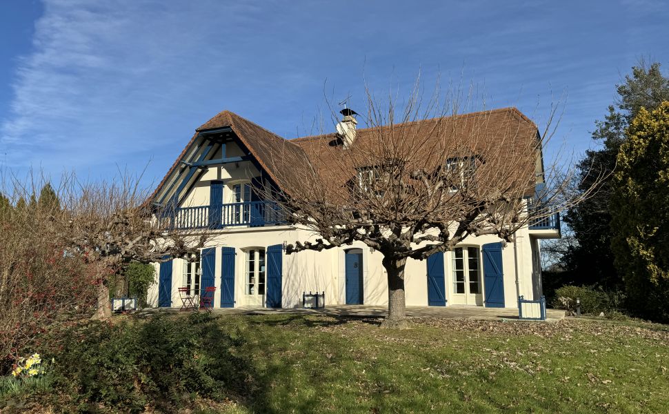 Belle Maison d'Architect Avec 4 Chambres, Piscine Chauffée et Vue Montagne