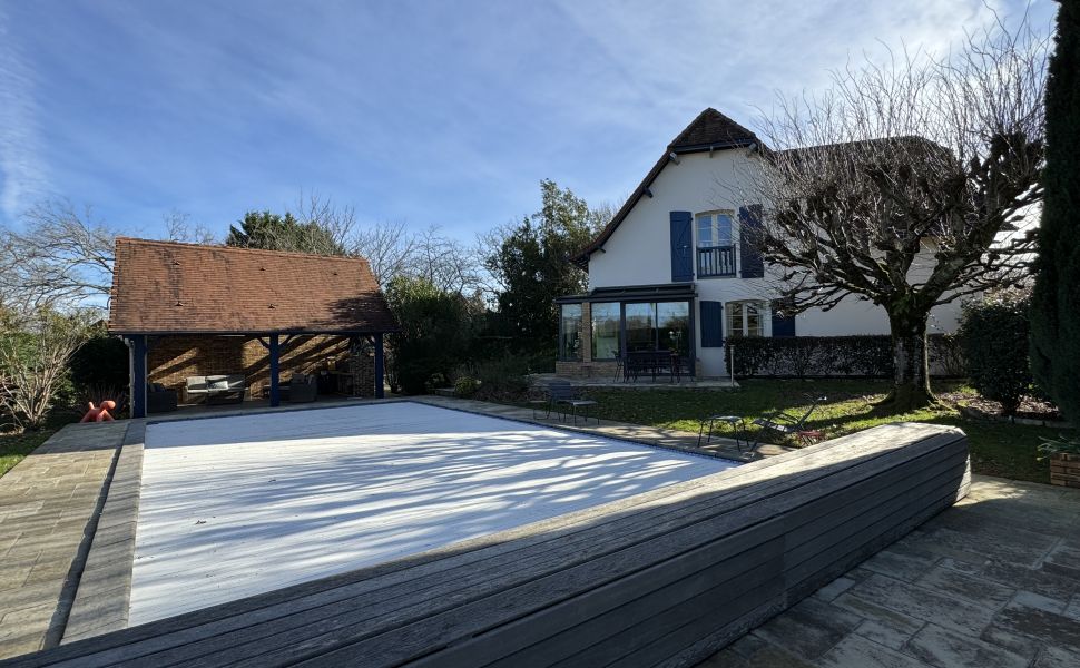 Belle Maison d'Architect Avec 4 Chambres, Piscine Chauffée et Vue Montagne