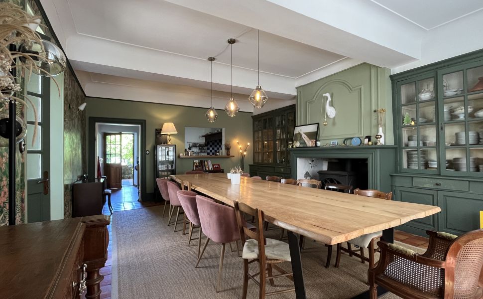 Maison bourgeoise authentique datant de 1698 dans un village prisé. Rénovée avec goût.