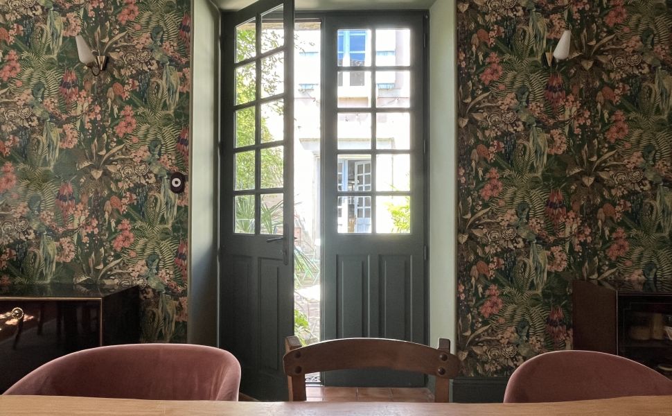 Maison bourgeoise authentique datant de 1698 dans un village prisé. Rénovée avec goût.