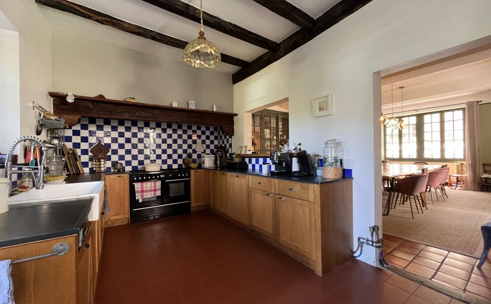 Maison bourgeoise authentique datant de 1698 dans un village prisé. Rénovée avec goût.