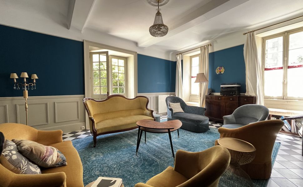 Maison bourgeoise authentique datant de 1698 dans un village prisé. Rénovée avec goût.