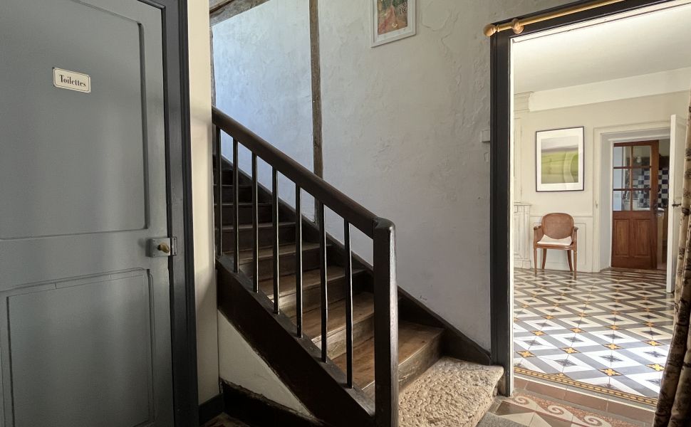 Maison bourgeoise authentique datant de 1698 dans un village prisé. Rénovée avec goût.