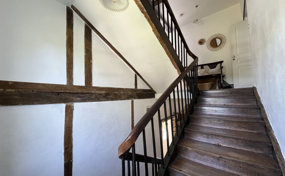 Maison bourgeoise authentique datant de 1698 dans un village prisé. Rénovée avec goût.