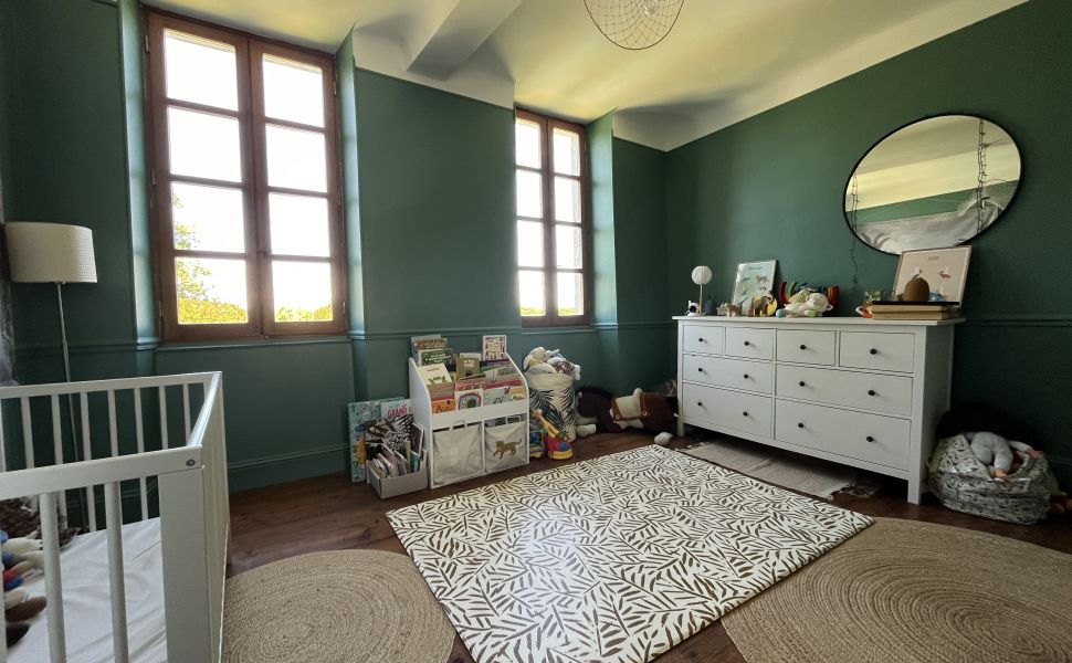 Maison bourgeoise authentique datant de 1698 dans un village prisé. Rénovée avec goût.