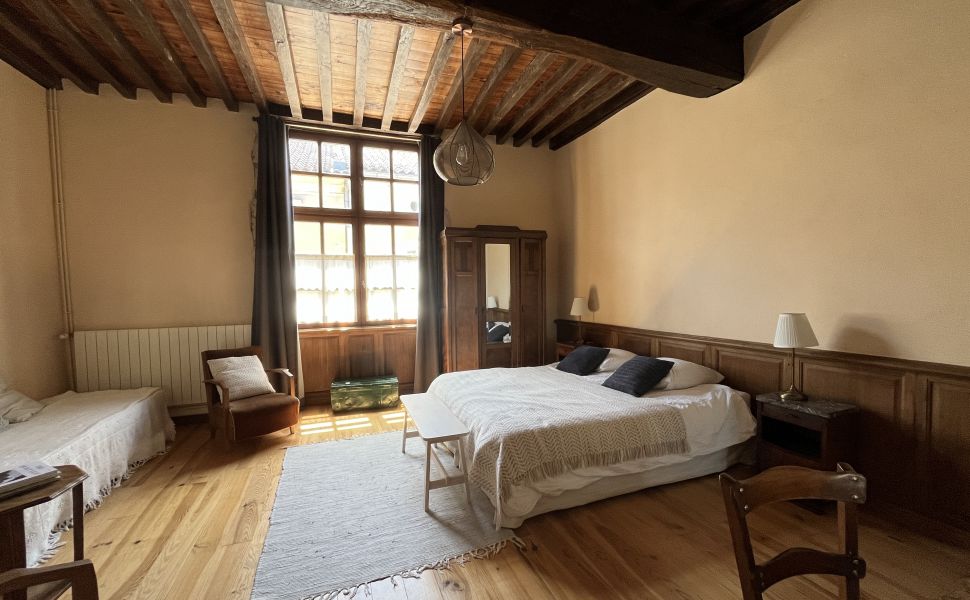 Maison bourgeoise authentique datant de 1698 dans un village prisé. Rénovée avec goût.