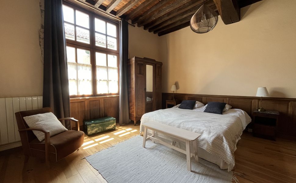 Maison bourgeoise authentique datant de 1698 dans un village prisé. Rénovée avec goût.