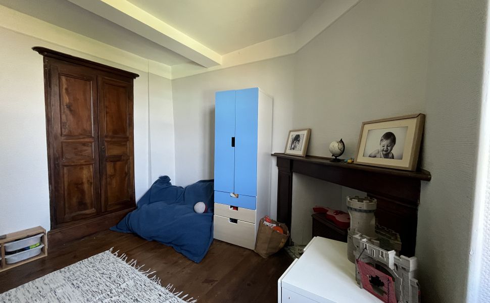 Maison bourgeoise authentique datant de 1698 dans un village prisé. Rénovée avec goût.