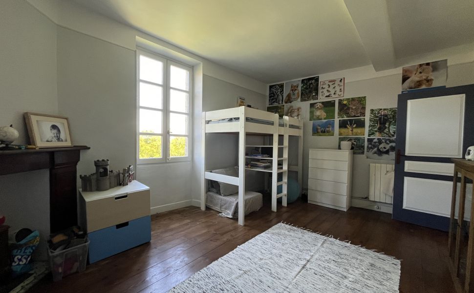 Maison bourgeoise authentique datant de 1698 dans un village prisé. Rénovée avec goût.