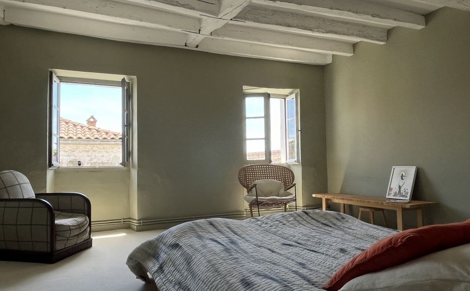 Maison bourgeoise authentique datant de 1698 dans un village prisé. Rénovée avec goût.