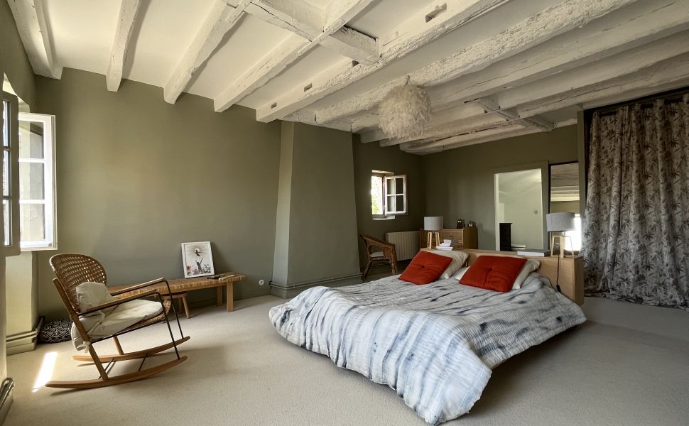 Maison bourgeoise authentique datant de 1698 dans un village prisé. Rénovée avec goût.
